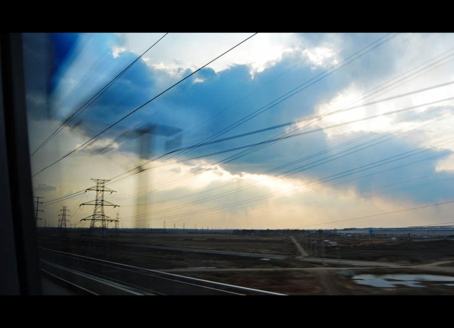 高铁外的天空
