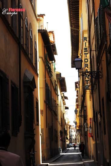 佛罗伦萨，好窄好窄的街道.jpg