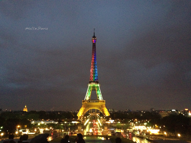 看到彩色的埃菲尔大家都沸腾了，凯旋门在放礼花，不知道巴黎人在庆祝什么.jpg