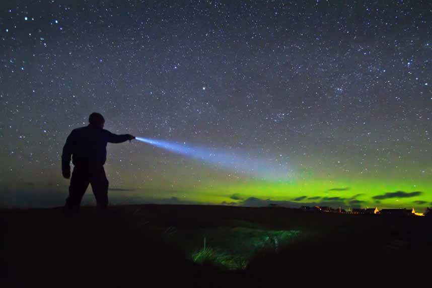 英国刘易斯岛，手电与北极光。