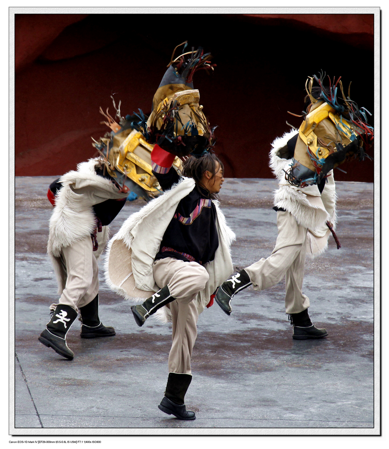 当地少数民族的精彩表演