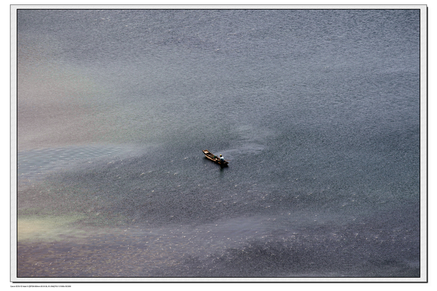 划着猪槽船的打渔人