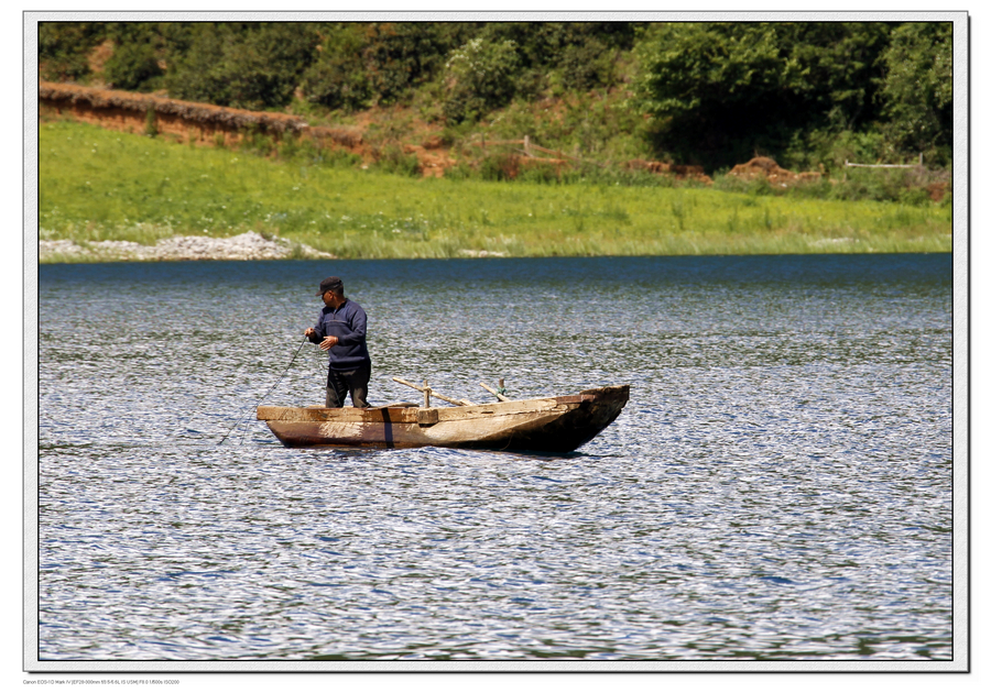 划着猪槽船的打渔人