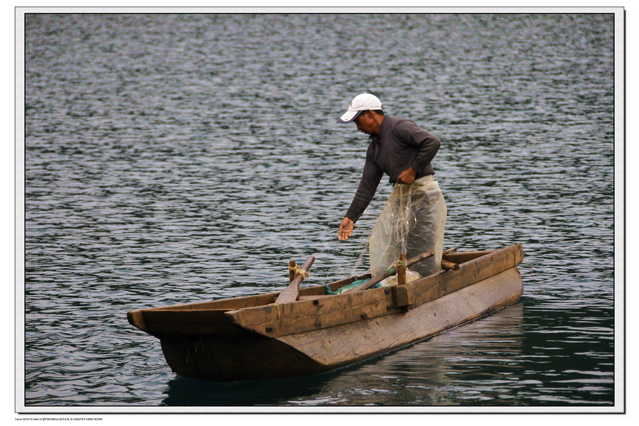 划着猪槽船的打渔人