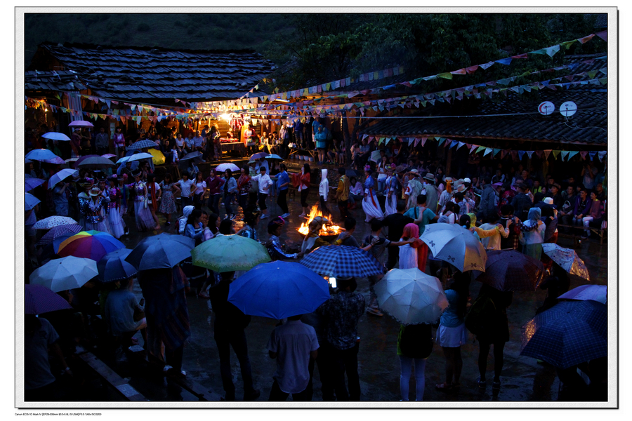 雨中的篝火晚会