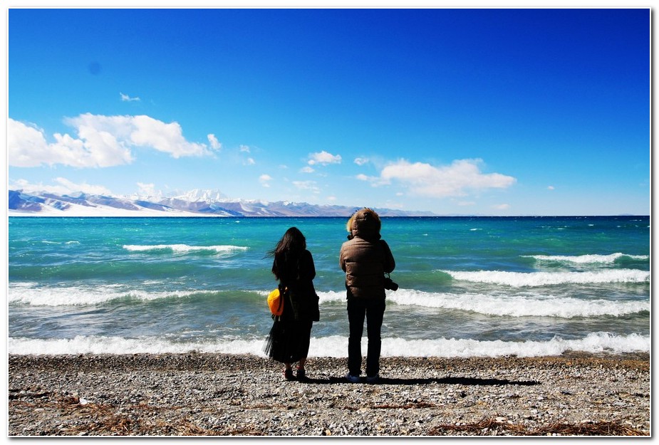 一对在圣湖边上许愿的恋人