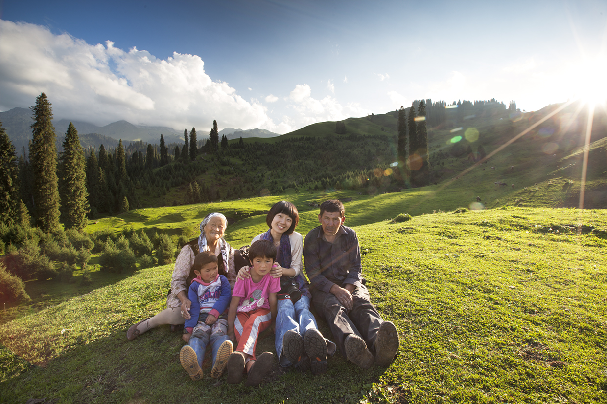 恰西与哈萨克牧民合影