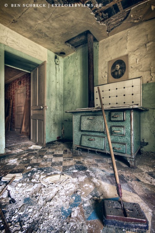 Mums-Kitchen-Urban-Exploration-explorerviews-500x750.jpg