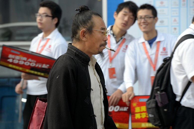一位道士从4号展馆经过。