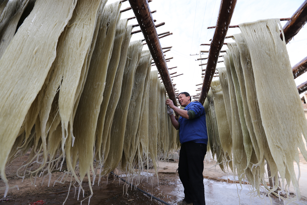 凉嗮冻好的粉条 (1).jpg