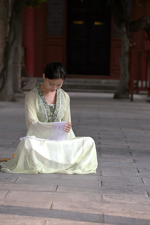 绿衣女-低头.jpg
