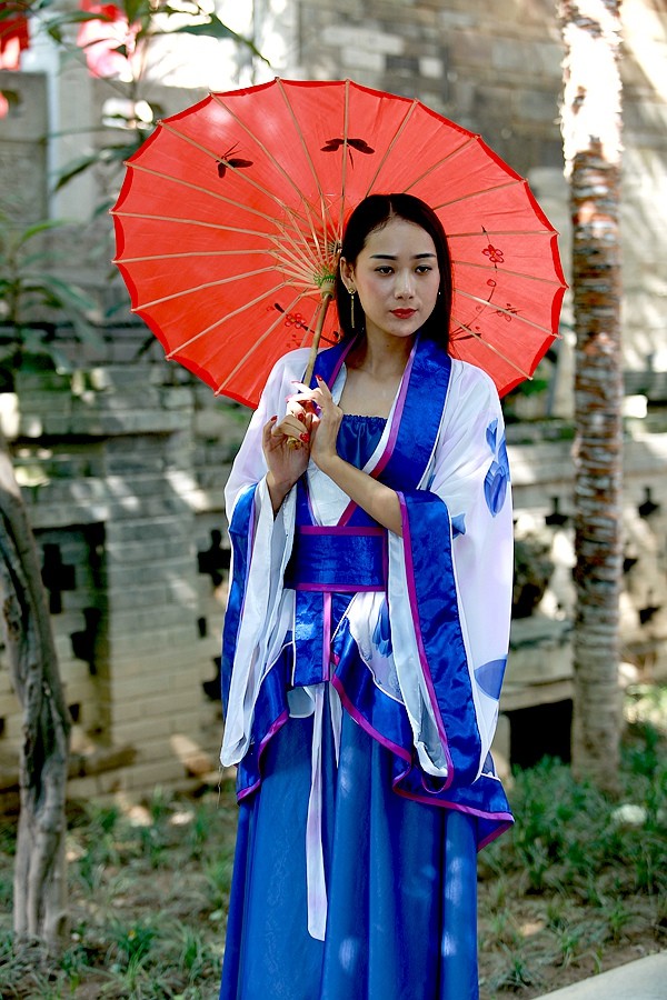 紫衣女-打伞.jpg