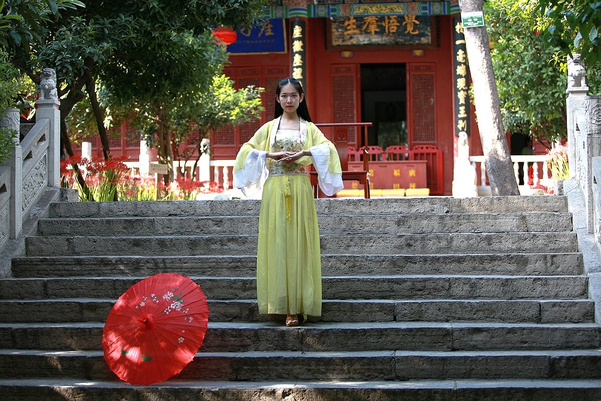 黄衣女.jpg