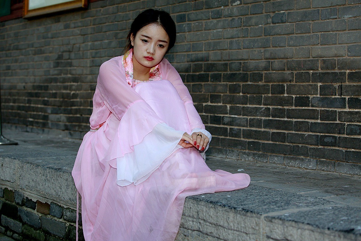粉衣女-沉思.jpg