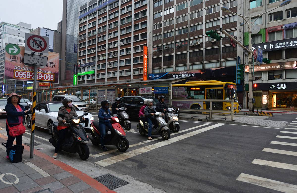 7.《一致》摄于台湾高雄大连街边附近。行人、摩托车和公交车都在等绿灯通行。.jpg