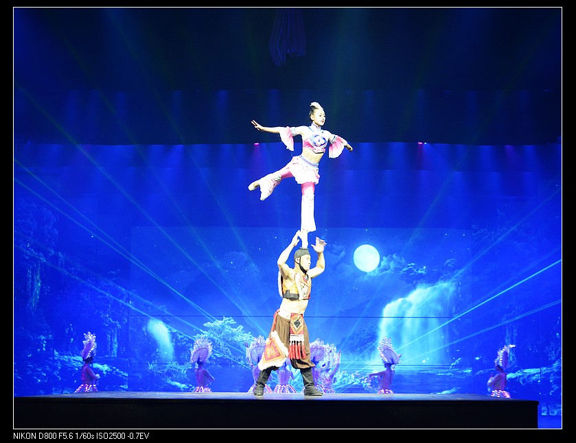  情多舞态迟，意倾歌弄缓，举腕嫌裳重，回腰觉态妍，罗衣姿风引，轻带任情摇。