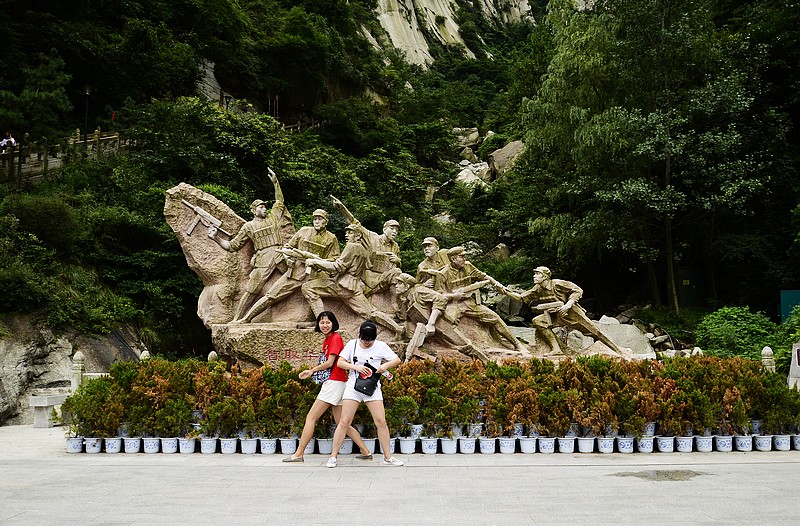 智取华山前美眉摆poss