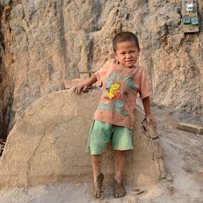 顽皮的小男孩---彝族窑工的孩子们