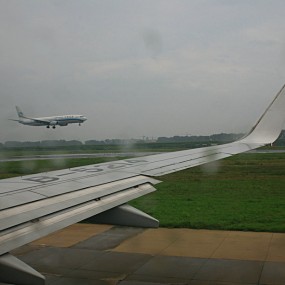 大雨中的起飞——