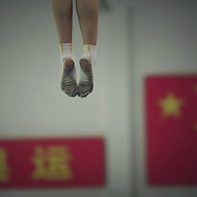 练蹦床的孩子