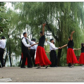 兴庆湖畔跳起舒展多姿的华尔兹