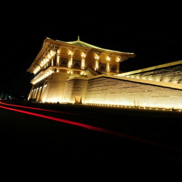 夜色黝黑 土楼黄黄