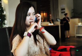 小丫头通话喝饮料