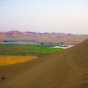 内蒙腾格里沙漠、月亮湖