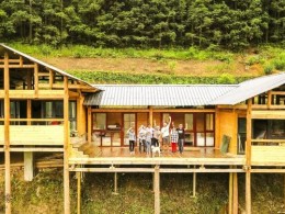 52岁的他为健康养老，跑大山里盖木屋，过上无数人艳羡的田园生活~