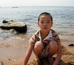 北戴河拾贝的儿童