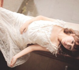 白色的公主她在窗边