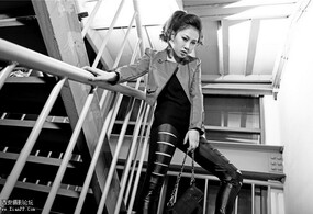 楼梯走廊的红黑色调女