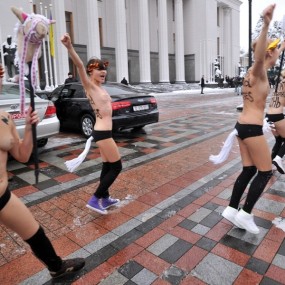 数名裸女乌克兰议会前跳骑马舞抗议