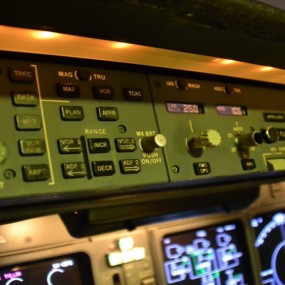 夜晚中等待起飞的UPS麦道11驾驶舱一角