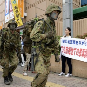 陆上自卫队街头训练