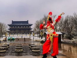 楼外桃花三两枝