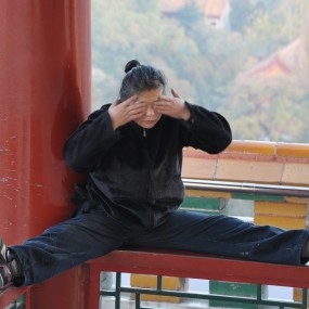 神态各异