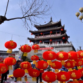 户县钟楼下的灯笼市场