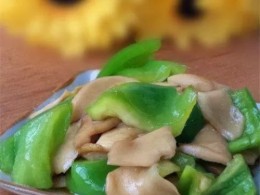 杏鲍菇炒青椒，绝对是一道清香味道，很爽口；低油低脂，很保健的素味小炒