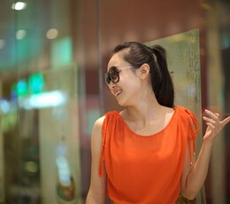 美女爱戴大眼镜