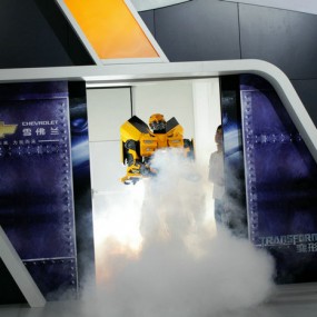 车展上的大黄蜂车与机器人