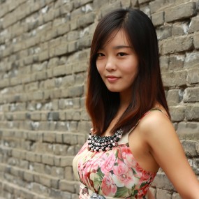 城墙下的美女