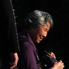 打毛衣的老人