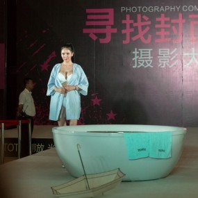 美女出浴图