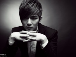 张迅夺的两张黑白照