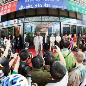 柏雨果、张玉洁等南北极印度尼泊尔摄影展