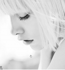 沉思的青春少女