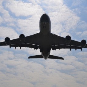 换个角度看天空 一架大胖子飞过 各位新年快乐