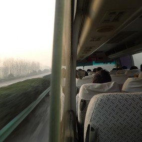 一边在飞驰，一边在等待