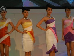 ★C.罗原创★西安车展MM第十一季之四彩裙MM和冷峻舞者